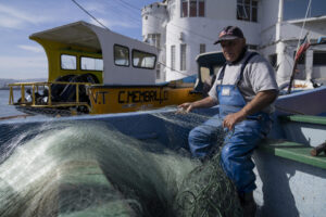 Pescadores recogen redes de pesca del mar en la Caleta el Membrillo, en Valparaíso (Chile), en una fotografía de archivo. EFE/ Adriana Thomasa