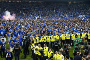 La afición del Real Oviedo invade el terreno de juego del Carlos Tartiere tras el ascenso a Primera División del conjunto de Veljko Paunovic. EFE/Paco Paredes