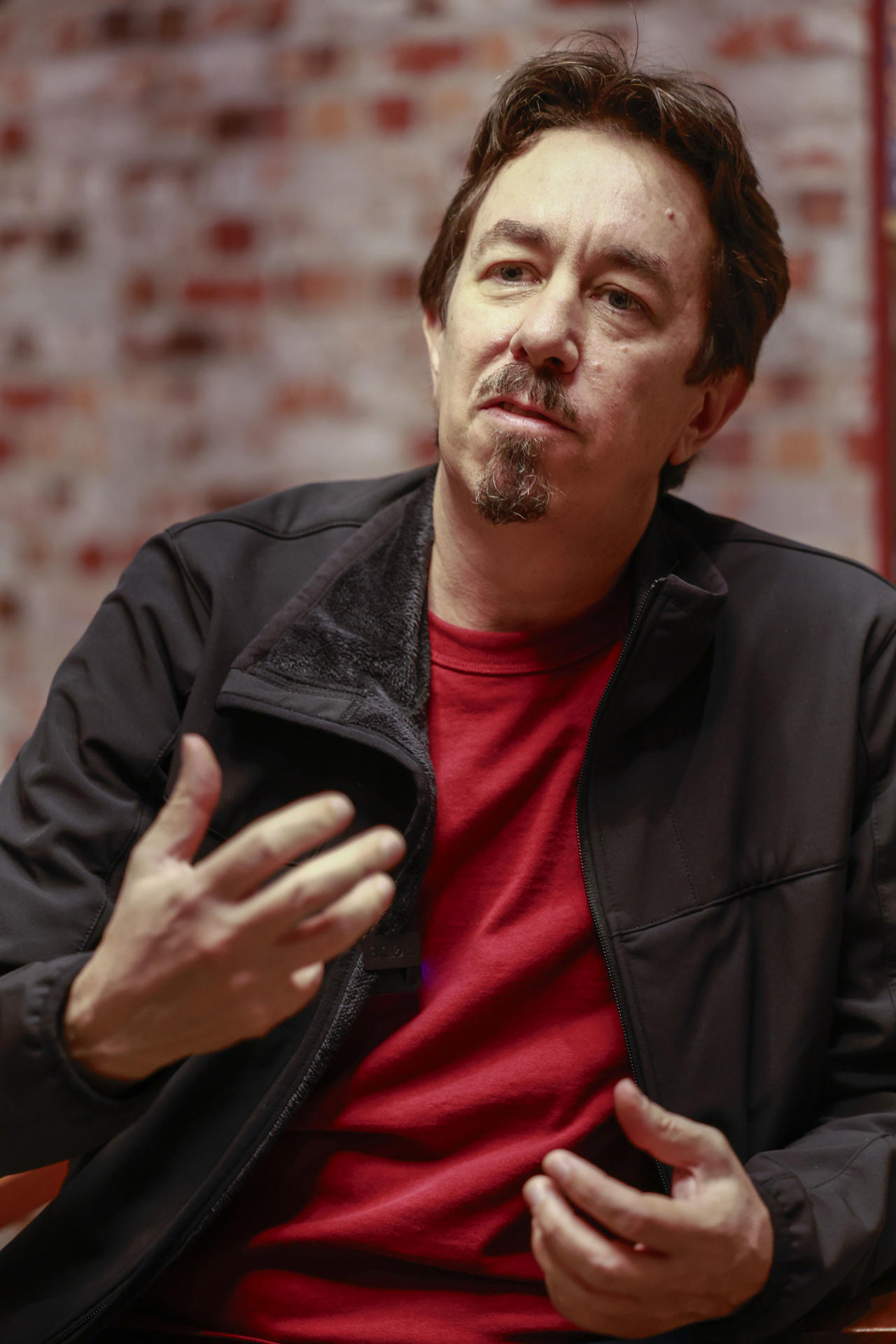 Fotografía del escritor argentino Pedro Mairal hablando en entrevista con EFE en Sao Paulo (Brasil). EFE/ Sebastiao Moreira