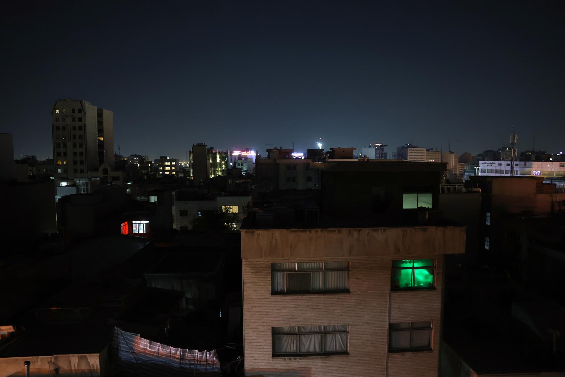 Imagen nocturna de uno de los ataques israelíes sobre la ciudad de Teheran. EFE/EPA/ABEDIN TAHERKENAREH