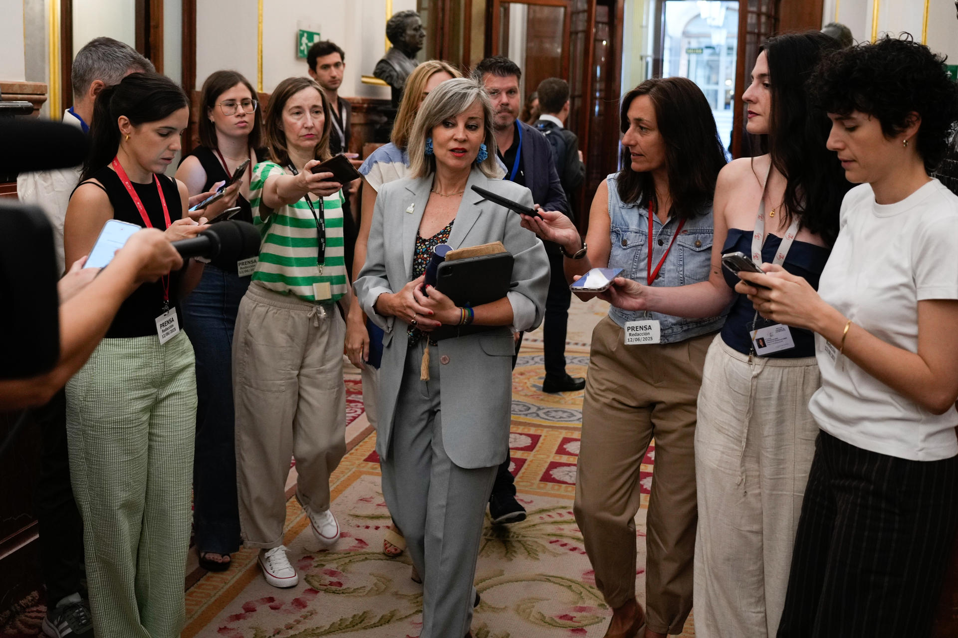 La portavoz de Sumar, Verónica Martínez atiende a los medios a su llegada al Congreso este jueves para asistir al pleno. EFE/ Borja Sanchez-Trillo
