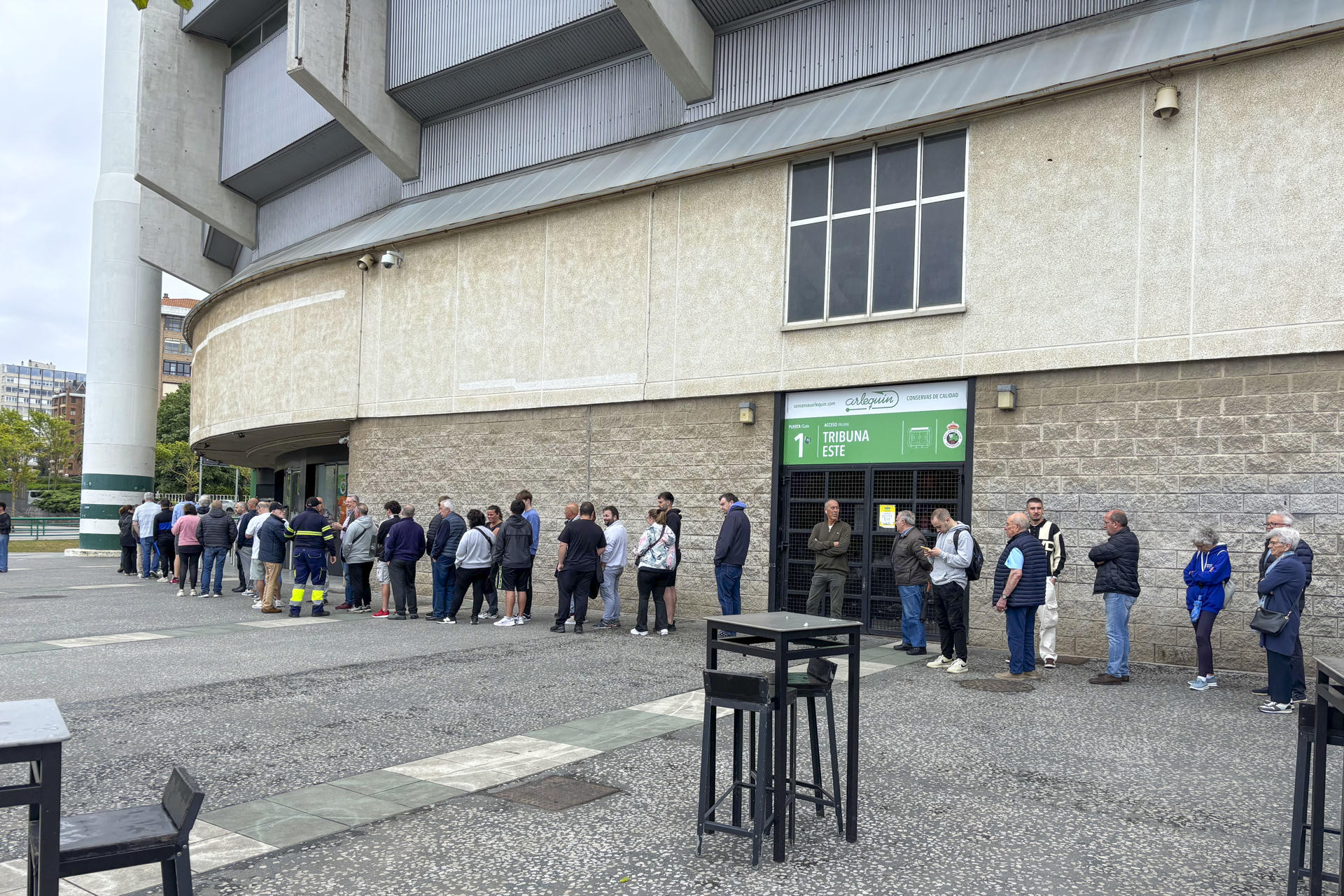 Los abonados del Racing han agotado, en escasas catorce horas, las entradas que el club puso a su disposición para ir con algún acompañante que no sea socio al partido de ida de la semifinal de ascenso a Primera División. EFE/ Kike Serrano Mirones