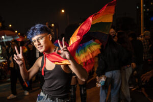 Una persona participa en la marcha por el Día Internacional del Orgullo LGTBI este sábado, en Lima (Perú). EFE/ John Reyes Mejia