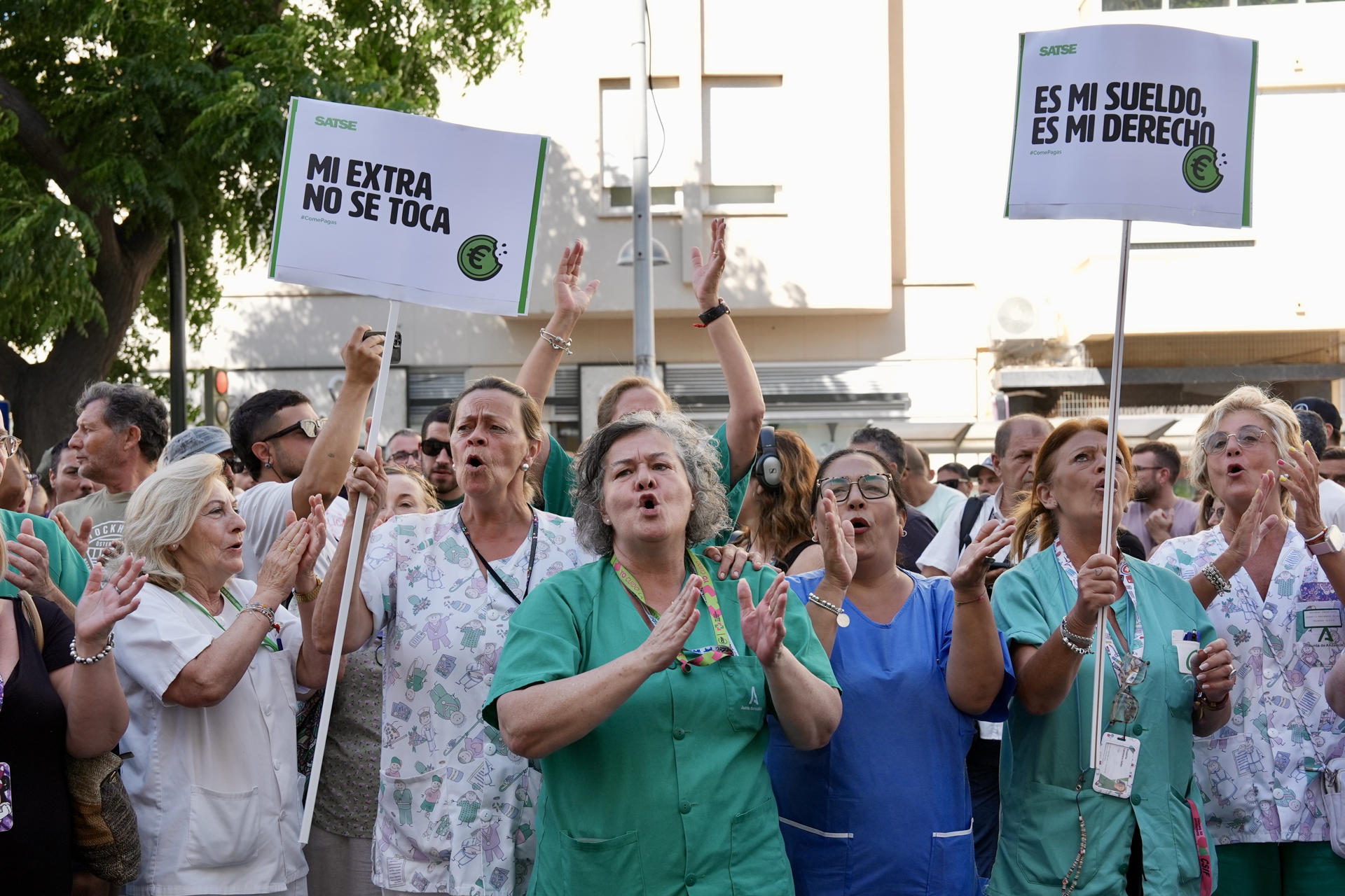Enfermeras y fisioterapeutas del Servicio Andaluz de Salud (SAS) se han concentrado ante la puerta del Hospital Universitario Puerta del Mar en Cádiz, este jueves en el que ha habido convocatorias de las ocho provincias andaluzas, convocados por el Sindicato de Enfermería, SATSE, para denunciar el recorte que arrastran desde hace 15 años en sus pagas extraordinarias. EFE/Román Ríos.