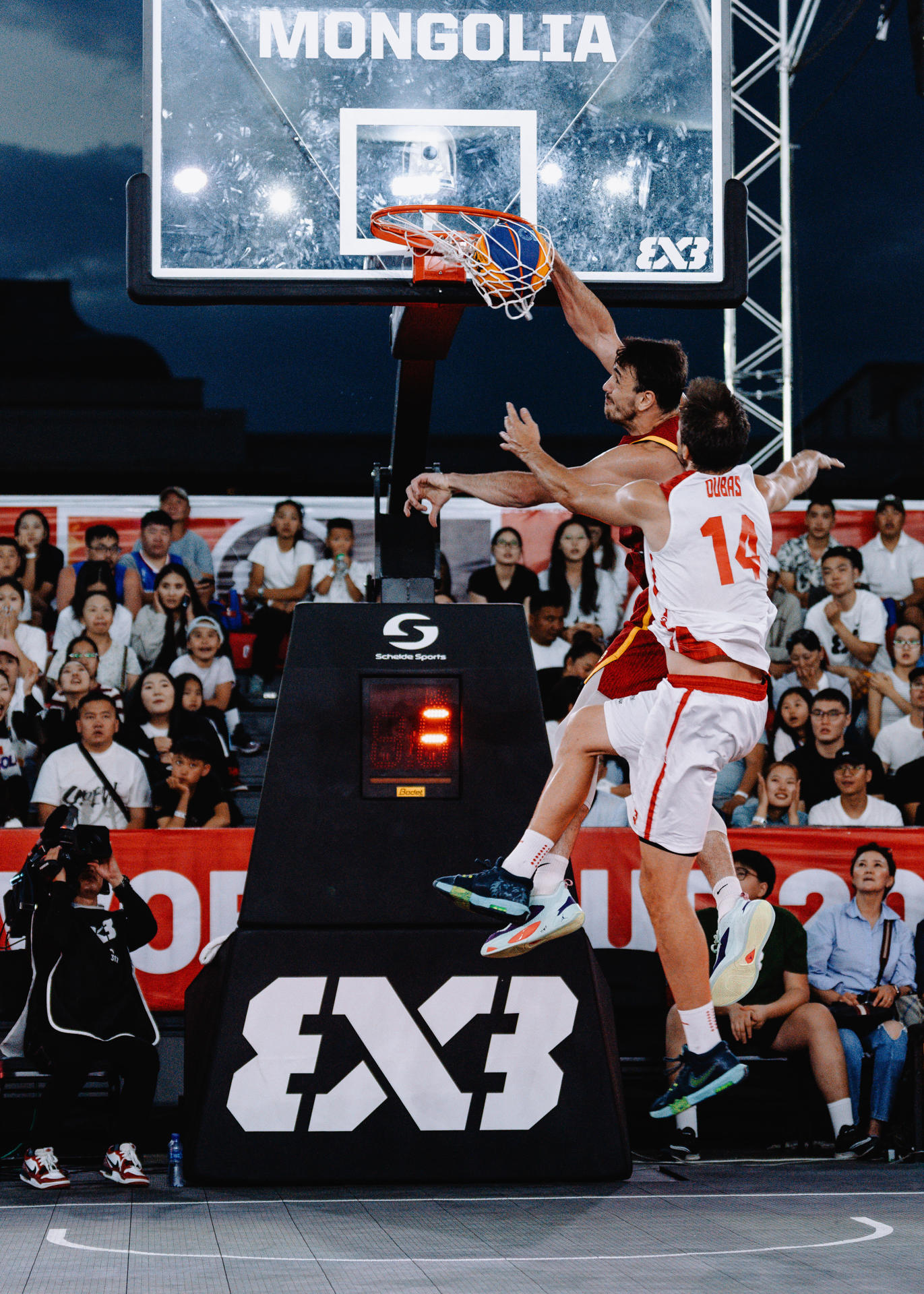 La selección española masculina de baloncesto 3x3 logró este domingo una histórica medalla de oro tras vencer a Suiza por 21-17 en la final de la Copa del Mundo, que se disputó en Ulán Bator, capital de Mongolia. EFE/FIBA
