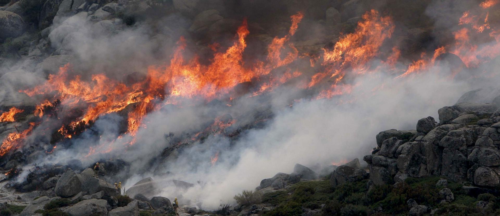 En la imagen de archivo, vista de las llamas de un incendio declarado en el sur de la provincia de Ávila. EFE/JuanJo Martín