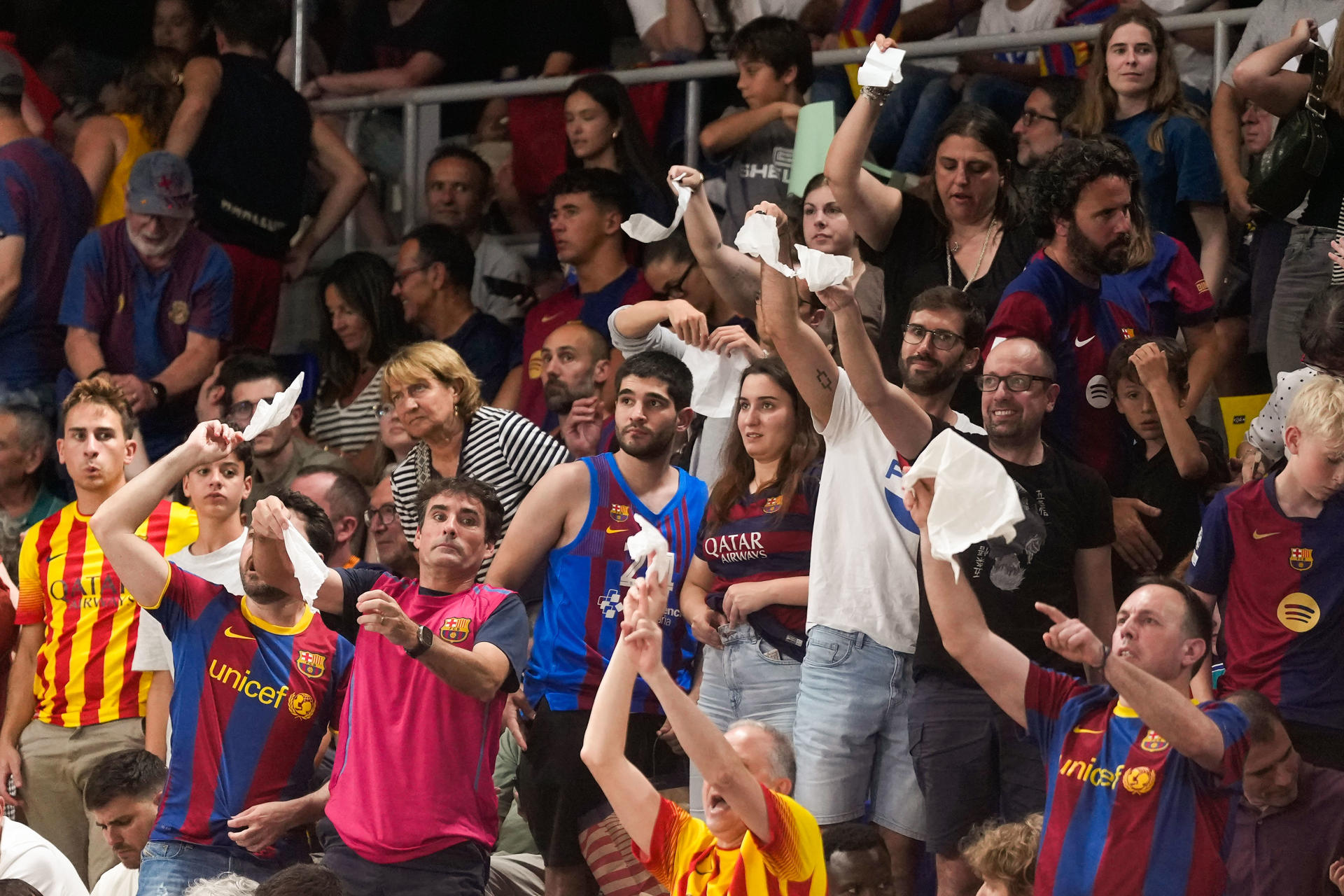Pañuelos blancos de la afición del Barça al finalizar el segundo partido de cuartos de final de la Liga Endesa. EFE/ Enric Fontcuberta.