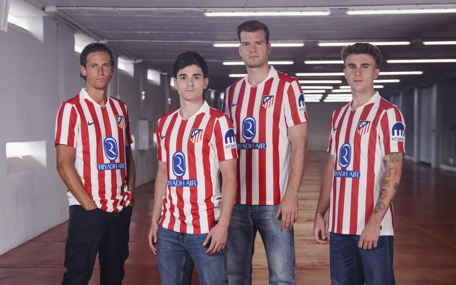 El Atlético de Madrid lanzó su nueva primera equipación para el Mundial de Clubes y la próxima temporada siguiendo el patrón más clásico de su historia, según destacó el club, con un diseño con cinco rayas rojas y cuatro blancas. EFE/Atlético de Madrid  *****SOLO USO EDITORIAL/SOLO DISPONIBLE PARA ILUSTRAR LA NOTICIA QUE ACOMPAÑA (CRÉDITO OBLIGATORIO) *****