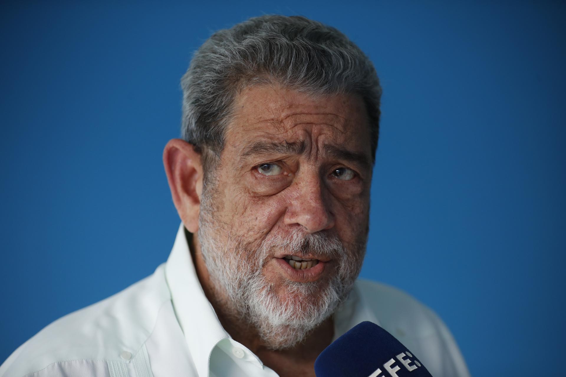 Fotografía de archivo del primer ministro de San Vicente y las Granadinas, Ralph Gonsalves, durante una entrevista con EFE, en Kingstown (San Vicente y las Granadinas). EFE/Bienvenido Velasco