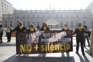 Integrantes de la agrupación 'Hijos y Madres del Silencio' se manifiestan frente al Palacio de La Moneda, este jueves en Santiago (Chile). EFE/ Elvis González