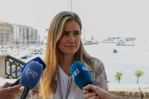 La vicepresidenta tercera y ministra para la Transición Ecológica y el Reto Demográfico de España, Sara Aagesen, ofrece declaraciones a la prensa desde Niza con motivo de su participación en la Cumbre  de la ONU sobre los Océanos. EFE/ Edgar Sapiña Manchado