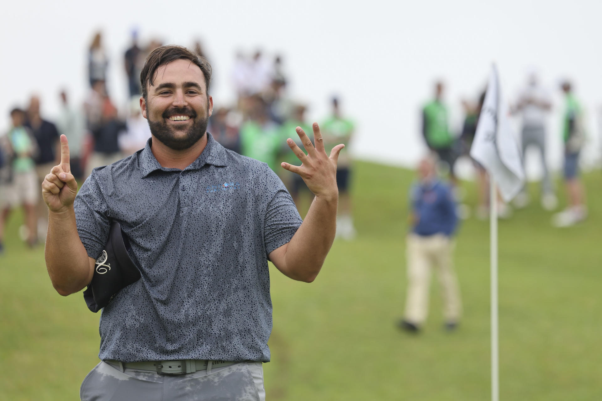 -El jugador de golf Mario Galiano, celebra la victoria al ganar el play off, el IV Bizkaia PGAe Open, el sexto play off que gana consecutivamente. EFE/Luis Tejido
