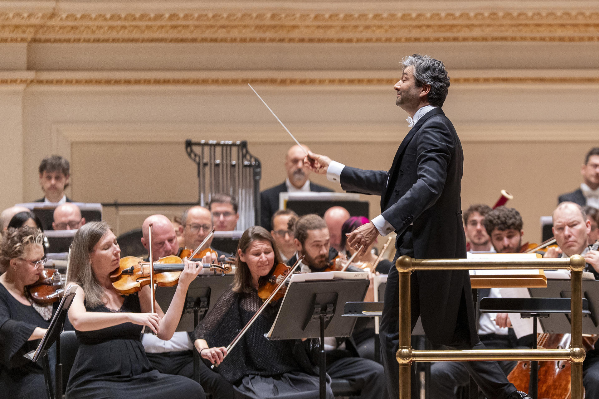 El director David Afkham junto con la orquesta del Teatro Real de Madrid se presentan en el concierto 'A Musical Fantasy from Spain' este jueves, en el Carnegie Hall en Nueva York (Estados Unidos). EFE/ Ángel Colmenares