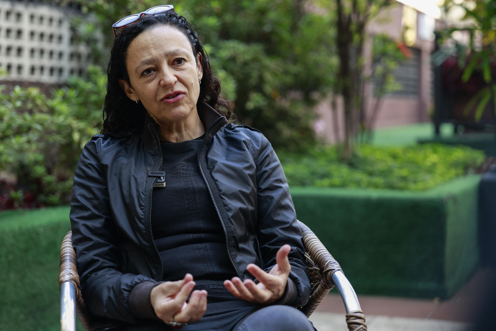 La escritora chilena de origen palestino Lina Meruane habla durante una entrevista con EFE este miércoles, en São Paulo (Brasil). EFE/ Sebastiao Moreira