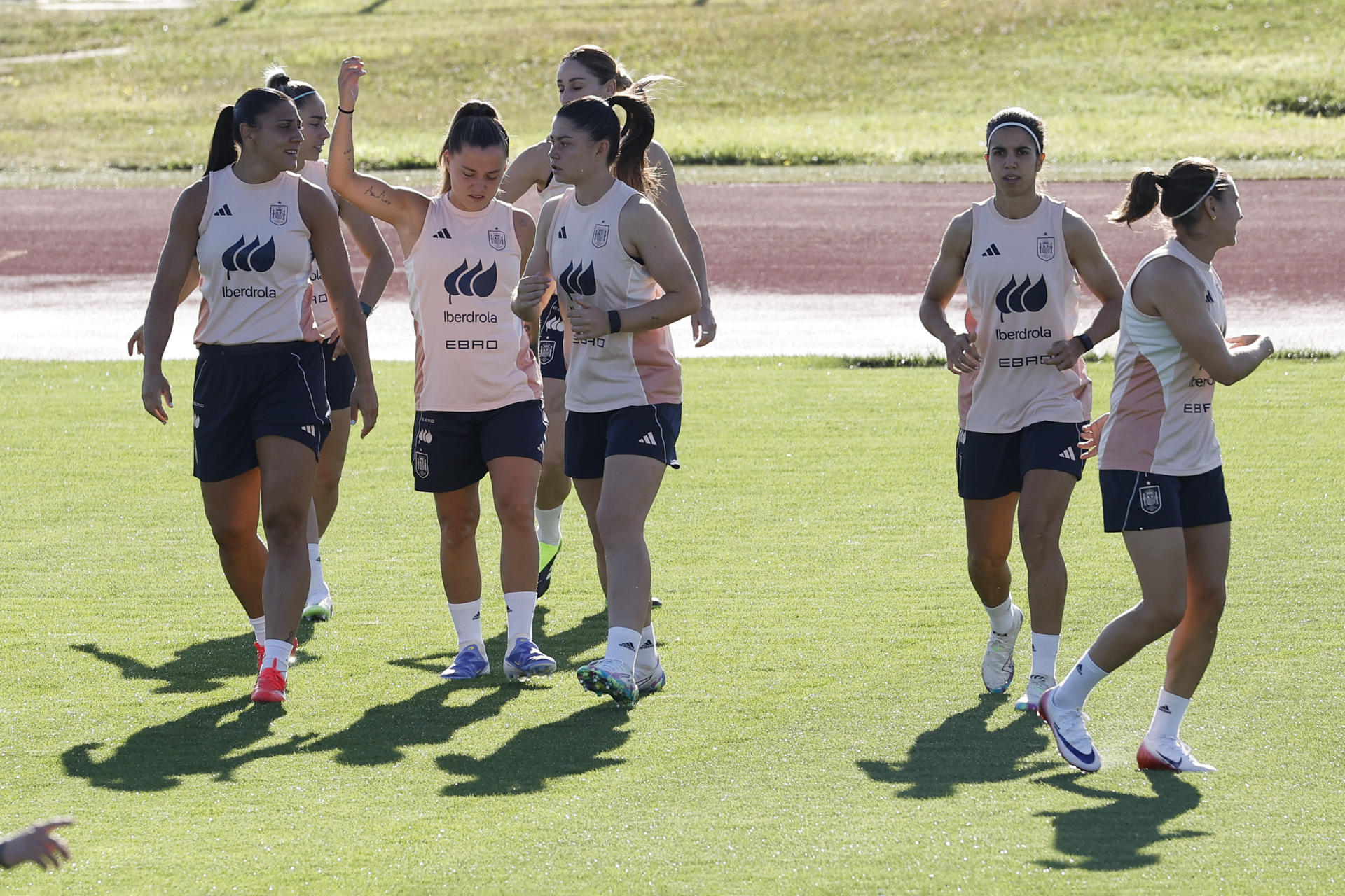 La selección española femenina de fútbol ultima este jueves la puesta a punto para la disputa el viernes del único encuentro preparatorio para la Eurocopa de Suiza 2025, un amistoso ante la potente Japón en Las Rozas (Madrid). EFE/Chema Moya