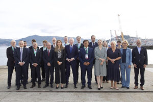 La ministra para la Transición Ecológica y el Reto Demográfico, Sara Aagesen (5i) posa para la foto de familia tras la reunión ministerial del Convenio OSPAR, sobre la protección del medioambiente marino en el Atlántico Nordeste, celebrada este jueves en Vigo. EFE / Salvador Sas