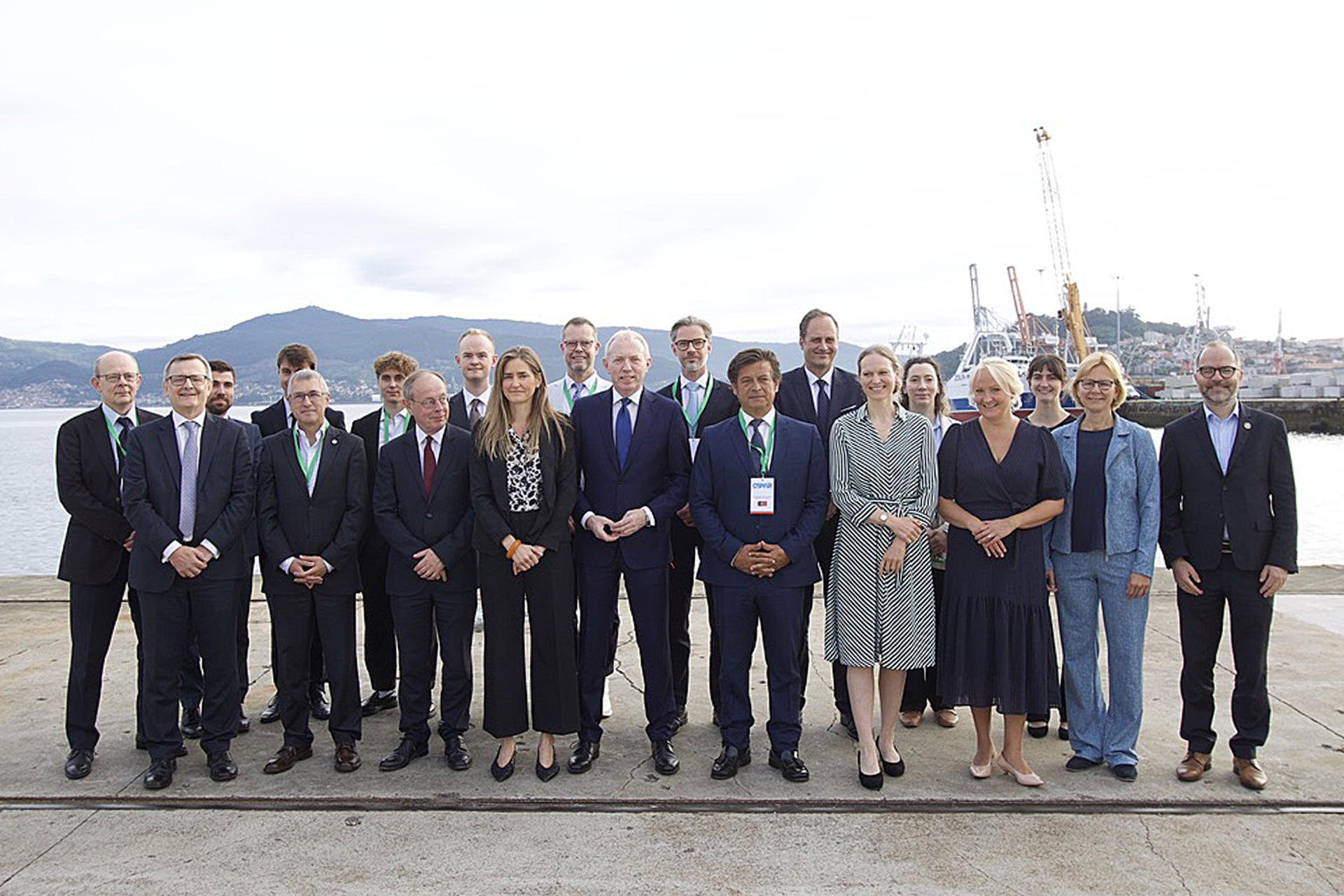 La ministra para la Transición Ecológica y el Reto Demográfico, Sara Aagesen (5i) posa para la foto de familia tras la reunión ministerial del Convenio OSPAR, sobre la protección del medioambiente marino en el Atlántico Nordeste, celebrada este jueves en Vigo. EFE / Salvador Sas