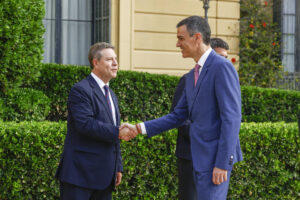 El presidente del gobierno, Pedro Sánchez, saluda al presidente de Castilla-La Mancha, Emiliano García Page (i), durante la XXVIII Conferencia de Presidentes que se celebra este viernes en el Palau de Pedralbes, en Barcelona. EFE/ Quique Garcia