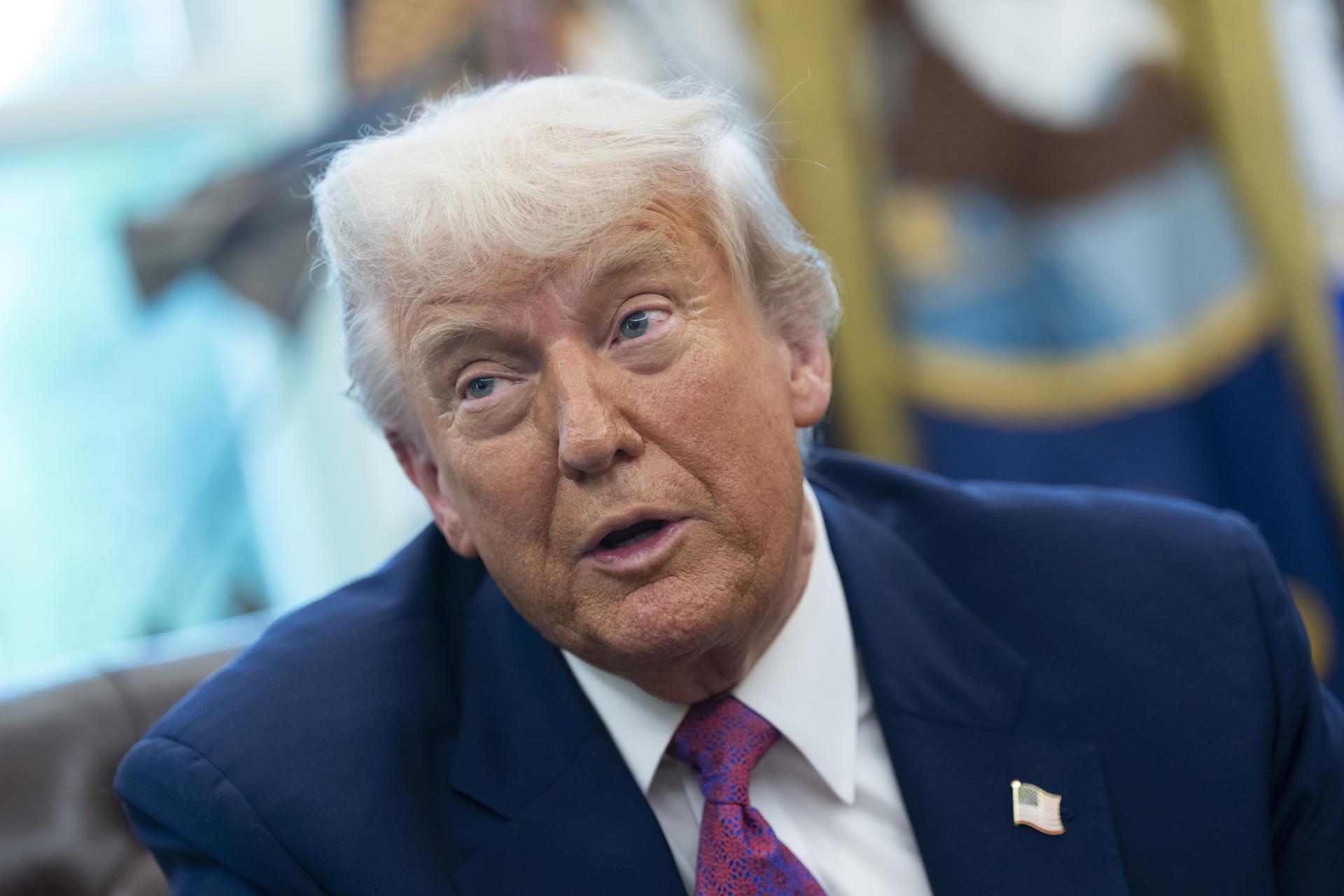 El presidente de Estados Unidos, Donald Trump, en la Oficina Oval de la Casa Blanca en Washington, en una fotografía de archivo. EFE/CHRIS KLEPONIS