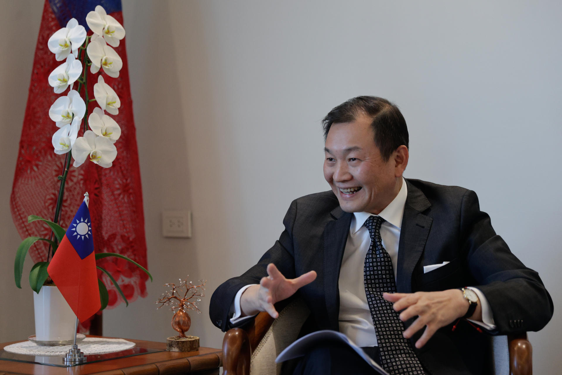 Fotografía del 10 de junio de 2025 del embajador del Gobierno de Taipéi en Asunción, José Chih-Cheng Han, hablando durante una entrevista para EFE en Asunción (Paraguay). EFE/ Juan Pablo Pino