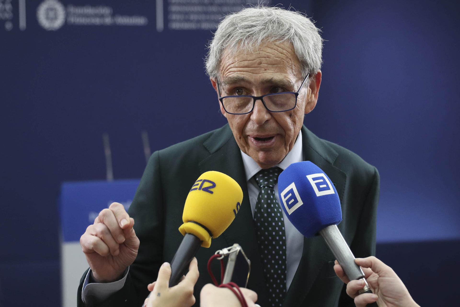 El biólogo y premio Príncipe de Asturias, Ginés Morata, atiende a los medios tras la lectura del acta del jurado del Premio Princesa de Asturias de Investigación Científica y Técnica 2025 que otorga el galardón de esta edición a la genetista estadounidense Mary-Claire King, reconocida por haber identificado los genes que causan algunos tipos de cáncer de mama y ovario hereditarios y por haber demostrado que los humanos y los chimpancés son genéticamente idénticos en un 99 por ciento. EFE/ J.L.Cereijido