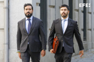 El eurodiputado Luis Pérez Fernández (i), conocido como Alvise, a su llegada al Tribunal Supremo este viernes para declarar en una causa abierta en su contra, en este caso por los mensajes que dirigió en la red Telegram contra la fiscal de delitos de odio de Valencia, Susana Gisbert. EFE/ Javier Lizón