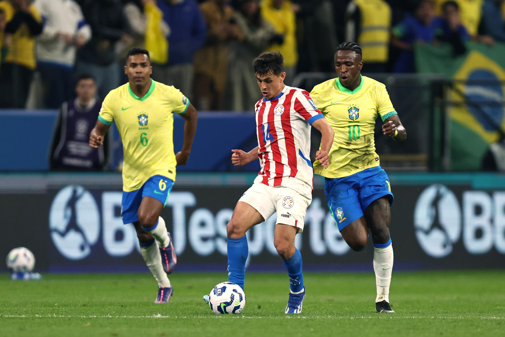Vinicius (d), de Brasil, disputa el balón con Andrés Cubas (c), de Paraguay, en un partido por las eliminatorias sudamericanas para el Mundial 2026 entre las selecciones de Brasil y Paraguay en el estadio Neo Química Arena en Sao Paulo (Brasil). EFE/ Isaac Fontana
