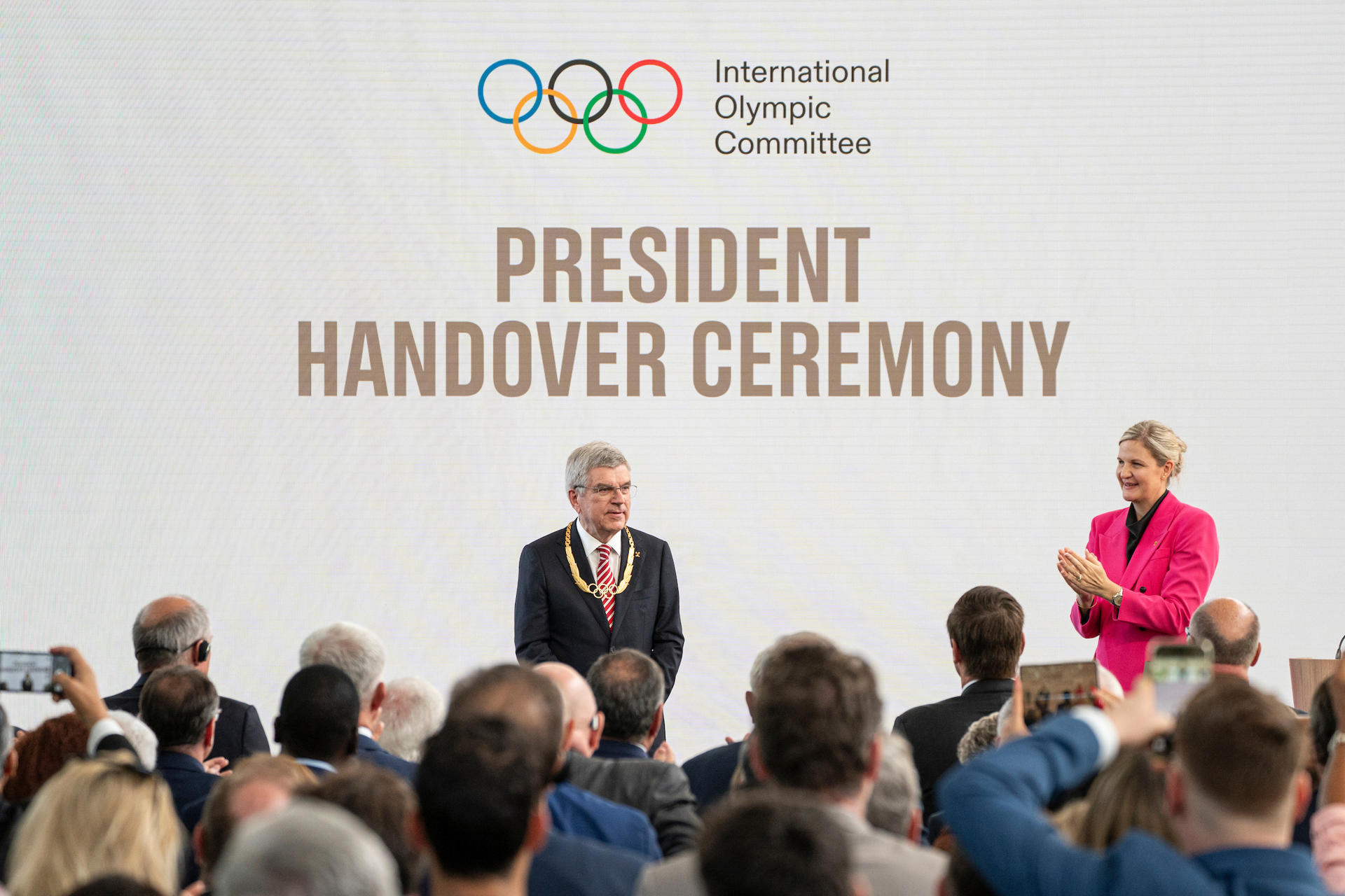La zimbabuense Kirsty Coventry (d), nueva presidenta del Comité Olímpico Internacional (COI), primera mujer que ostenta el cargo, tras la ceremonia de traspaso de poderes con su predecesor, el alemán Thomas Bach (i), en la sede del organismo en Lausana (Suiza). EFE/ IOC/Greg Martin // SOLO USO EDITORIAL/SOLO DISPONIBLE PARA ILUSTRAR LA NOTICIA QUE ACOMPAÑA (CRÉDITO OBLIGATORIO)