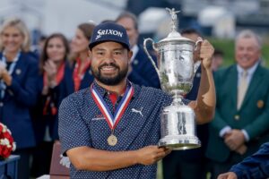 J Spaun de Estados Unidos realiza el golpe de salida desde el hoyo 5 durante la ronda final del torneo de golf US Open 2025. EFE/EPA/JARED WICKERHAM