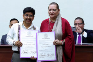 La presidenta del Consejo General del Instituto Nacional Electoral (INE) Guadalupe Taddei Zavala (d), entrega a Hugo Aguilar (i) su constancia de mayoría a presidente ministro electo de la Suprema Corte de Justicia de la Nación (SCJN), este domingo en Ciudad de México (México). EFE/ Mario Guzmán