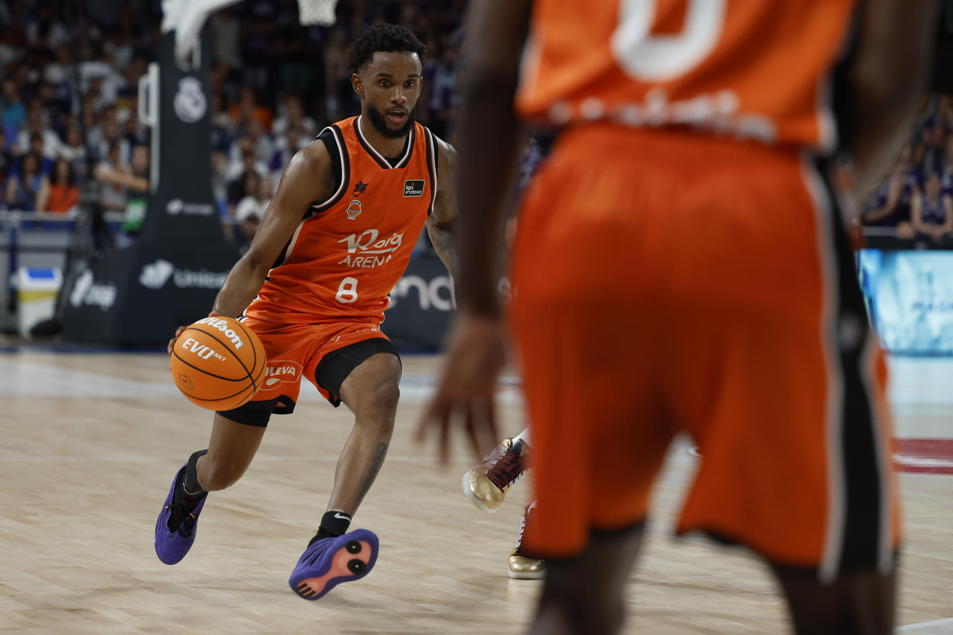 El base dominicano del Valencia Basket Jean Montero (i) en el Movistar Arena, en Madrid en foto de archivo de Mariscal . EFE