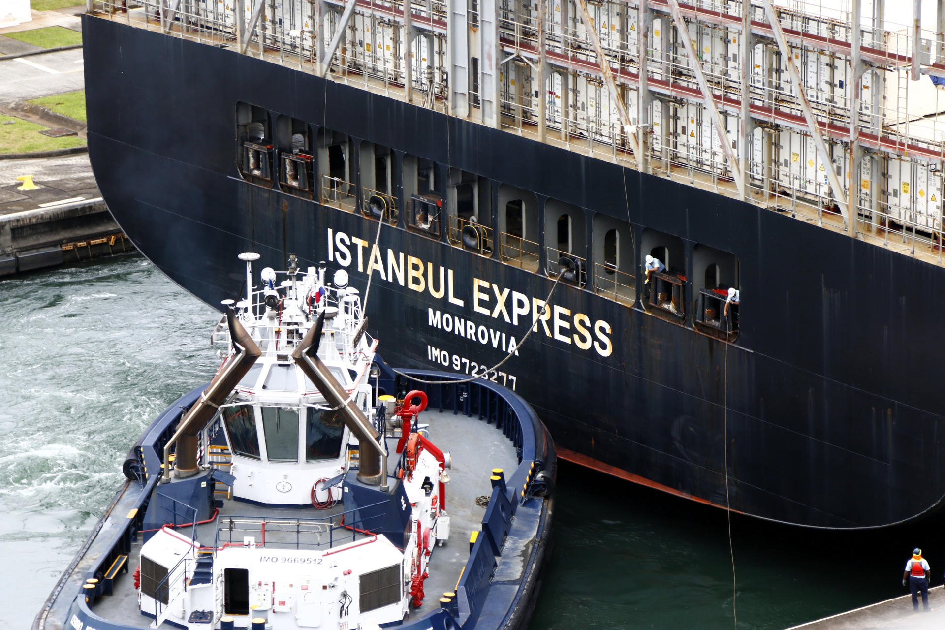 Fotografía del 23 de junio de 2025 de un buque de carga en el canal de Panamá, en la provincia de Colón (Panamá). EFE /Moncho Torres