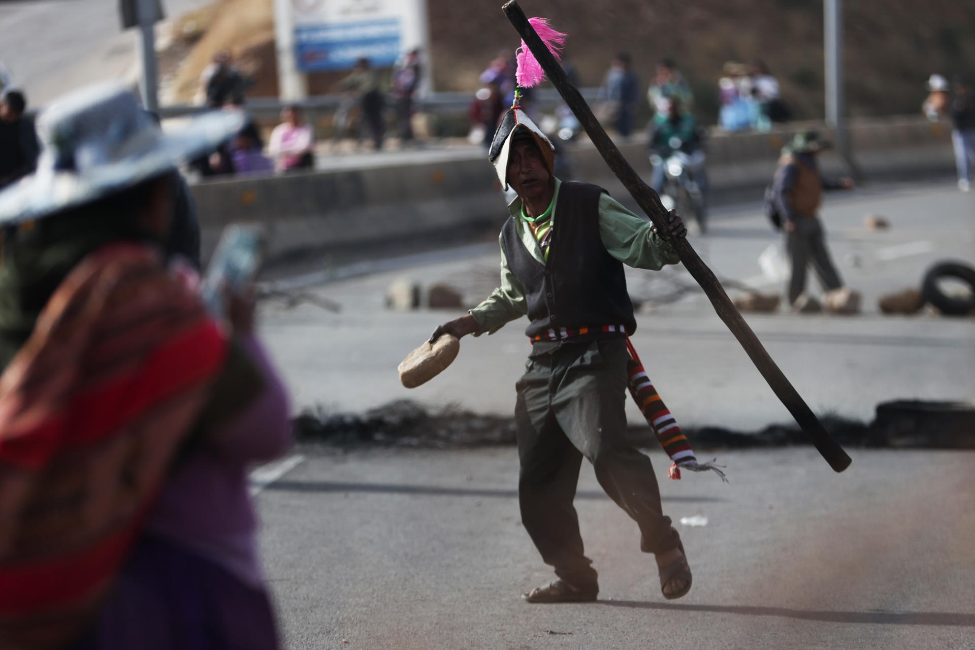 Seguidores del expresidente Evo Morales bloquean una vía este martes, en Cochabamba (Bolivia). EFE/ Luis Gandarillas