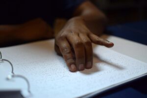 Un guatemalteco no vidente lee la primera biblia Braille en Guatemala. EFE/Archivo/Esteban Biba