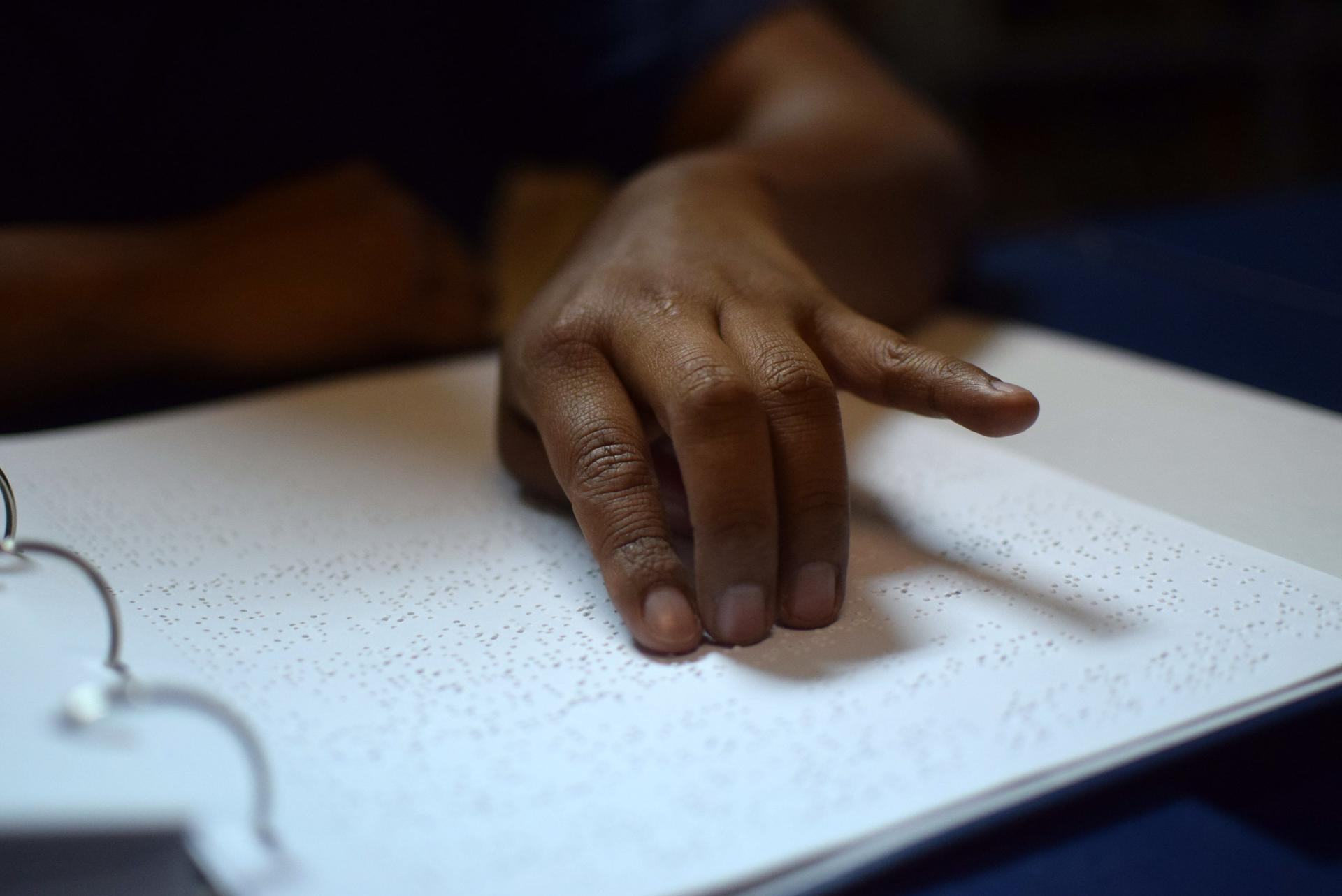 Un guatemalteco no vidente lee la primera biblia Braille en Guatemala. EFE/Archivo/Esteban Biba