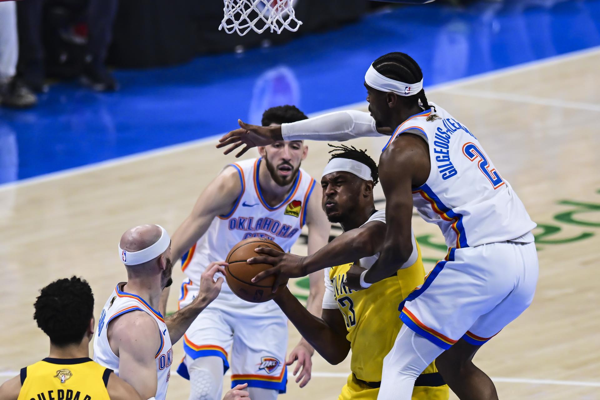 El pívot de los Indiana Pacers, Myles Turner (2-d), intenta lanzar a canasta ante la marca del base de los Oklahoma City Thunder, Shai Gilgeous-Alexander (d) durante el quito juego de las Finales de la NBA que los Thunder ganaron por 120-109 en el Paycom Center. EFE/EPA/MANUELA SOLDI
