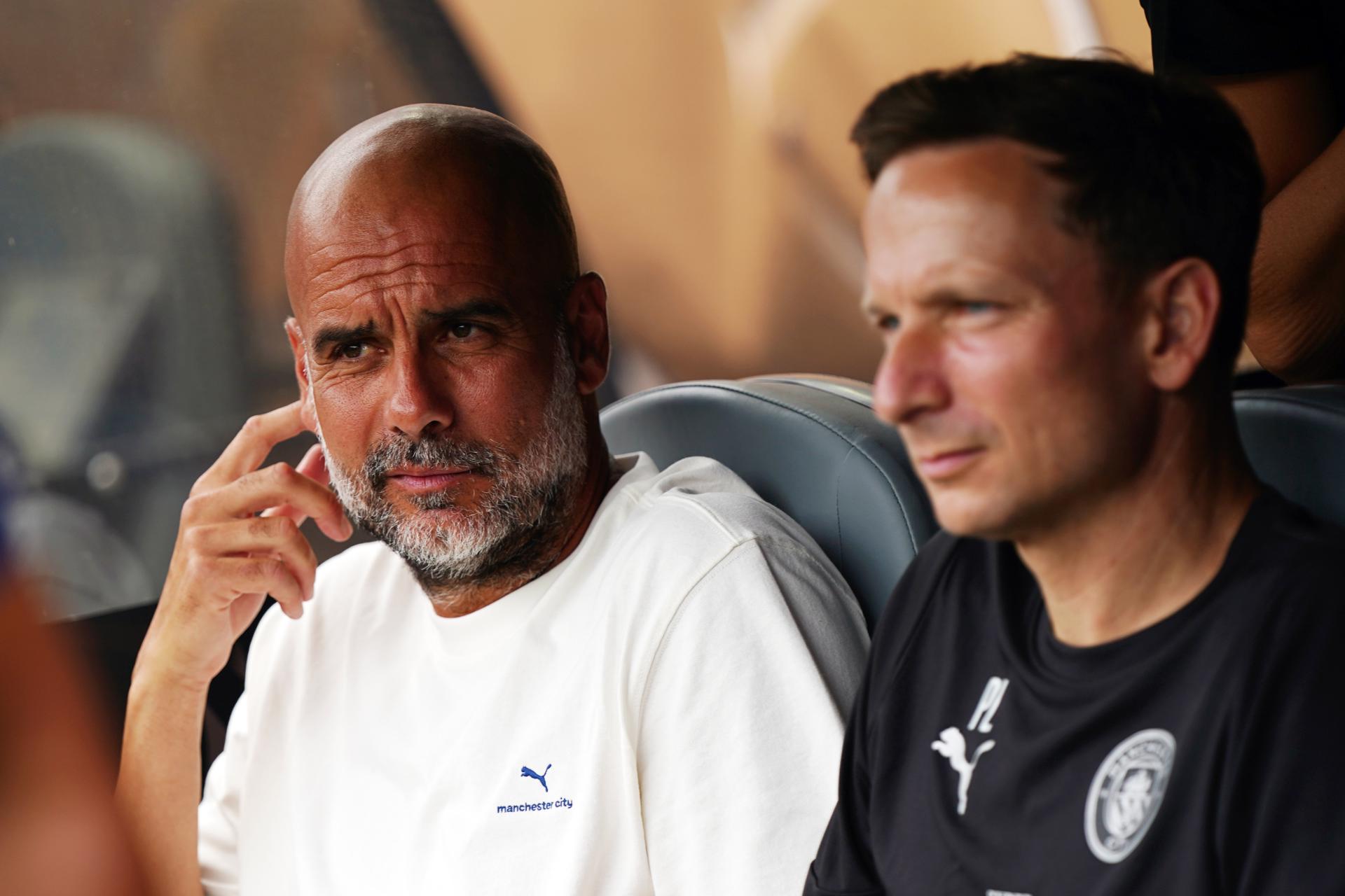 El español Pep Guardiola (i), técnico del Manchester City, con su asistente Pepijn Lijnders. EFE/EPA/WILL OLIVER