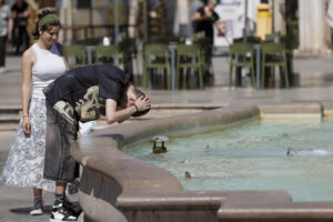 Una persona se refresca en una fuente del centro de la ciudad de Valencia. EFE/Manuel Bruque