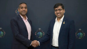 Fotografía cedida por Axiom Space donde aparece su director ejecutivo, Tejpaul Bhatia (i), y el director ejecutivo de Skyroot, Pawan Kumar (d), firmando un acuerdo para avanzar en el acceso a la órbita terrestre baja. EFE/ Axiom Space/