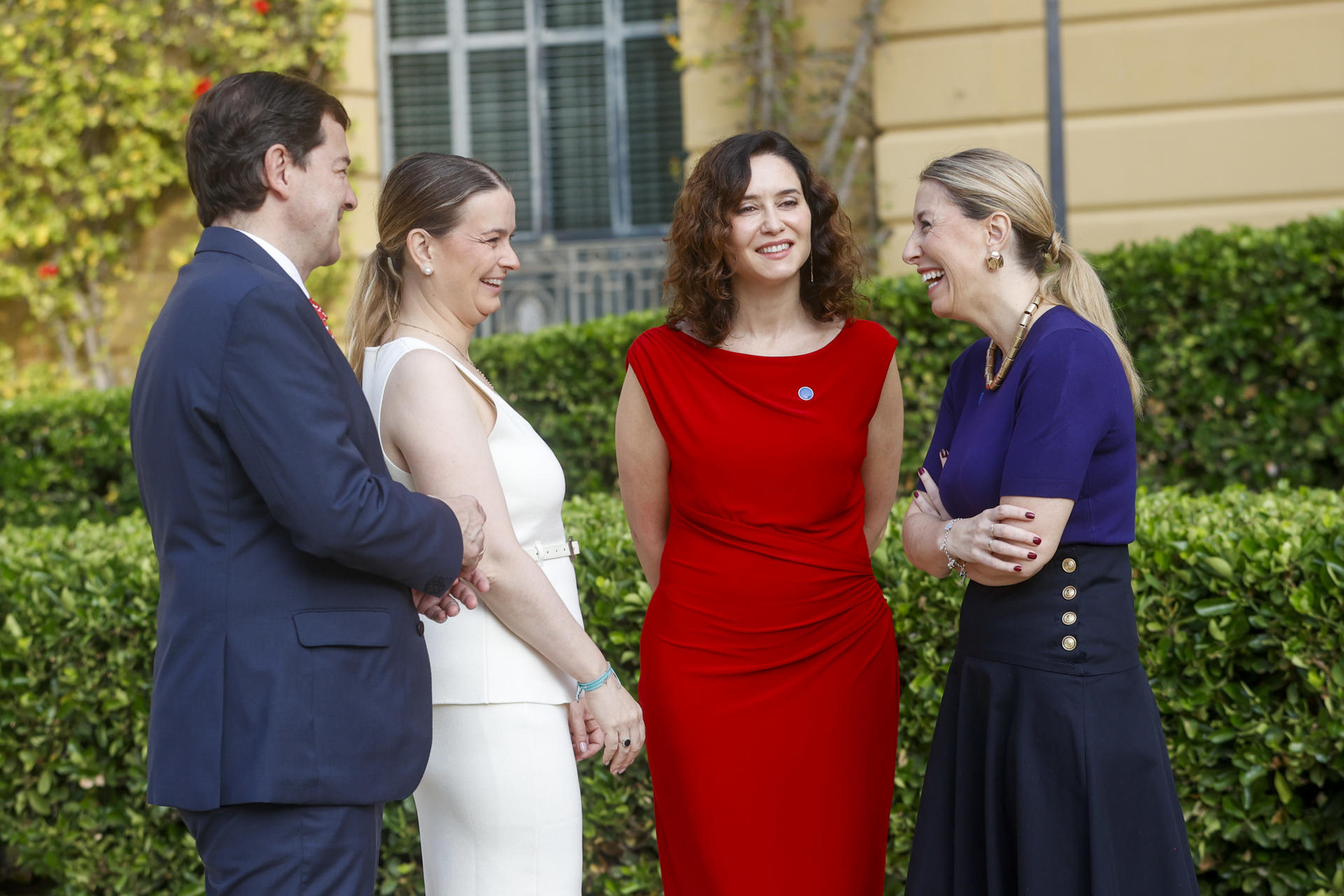 Los presidentes de Castilla y León, Alfonso Fernández Mañueco; Baleares Marga Prohens; Madrid, Isabel Díaz Ayuso, y Extremadura, María Guardiola ( i a d); durante la XXVIII Conferencia de Presidentes que se celebra este viernes en el Palau de Pedralbes, en Barcelona. EFE/ Quique Garcia