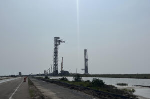 Fotografía de archivo de la plataforma de lanzamiento de cohetes de la empresa aeroespecial SpaceX en la ciudad de Starbase a las afueras de Brownsville, en el sur de Texas (EE.UU.). EFE/Alejandra Arredondo
