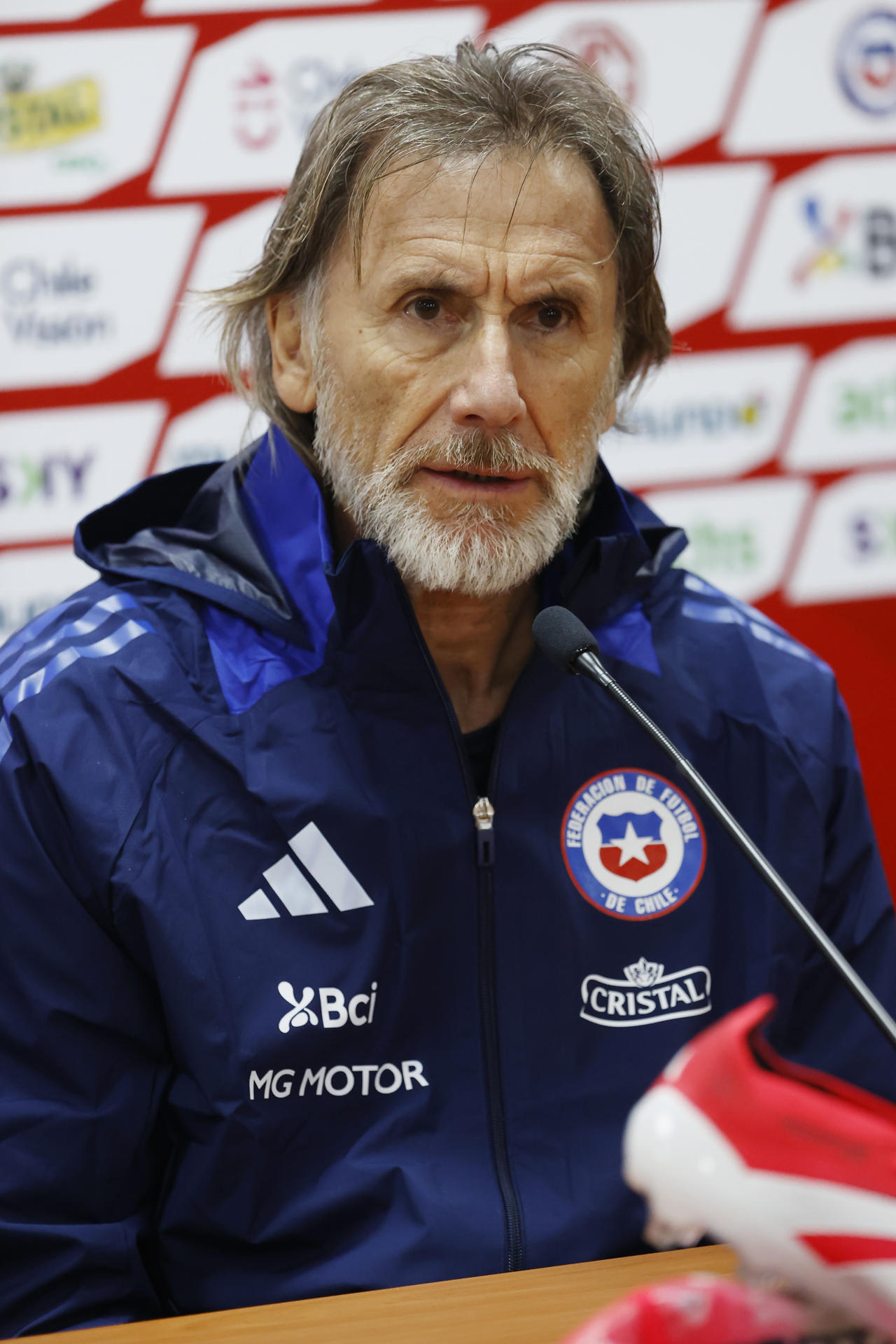 El entrenador de la selección chilena, Ricardo Gareca, habla durante una rueda de prensa. EFE/Elvis González