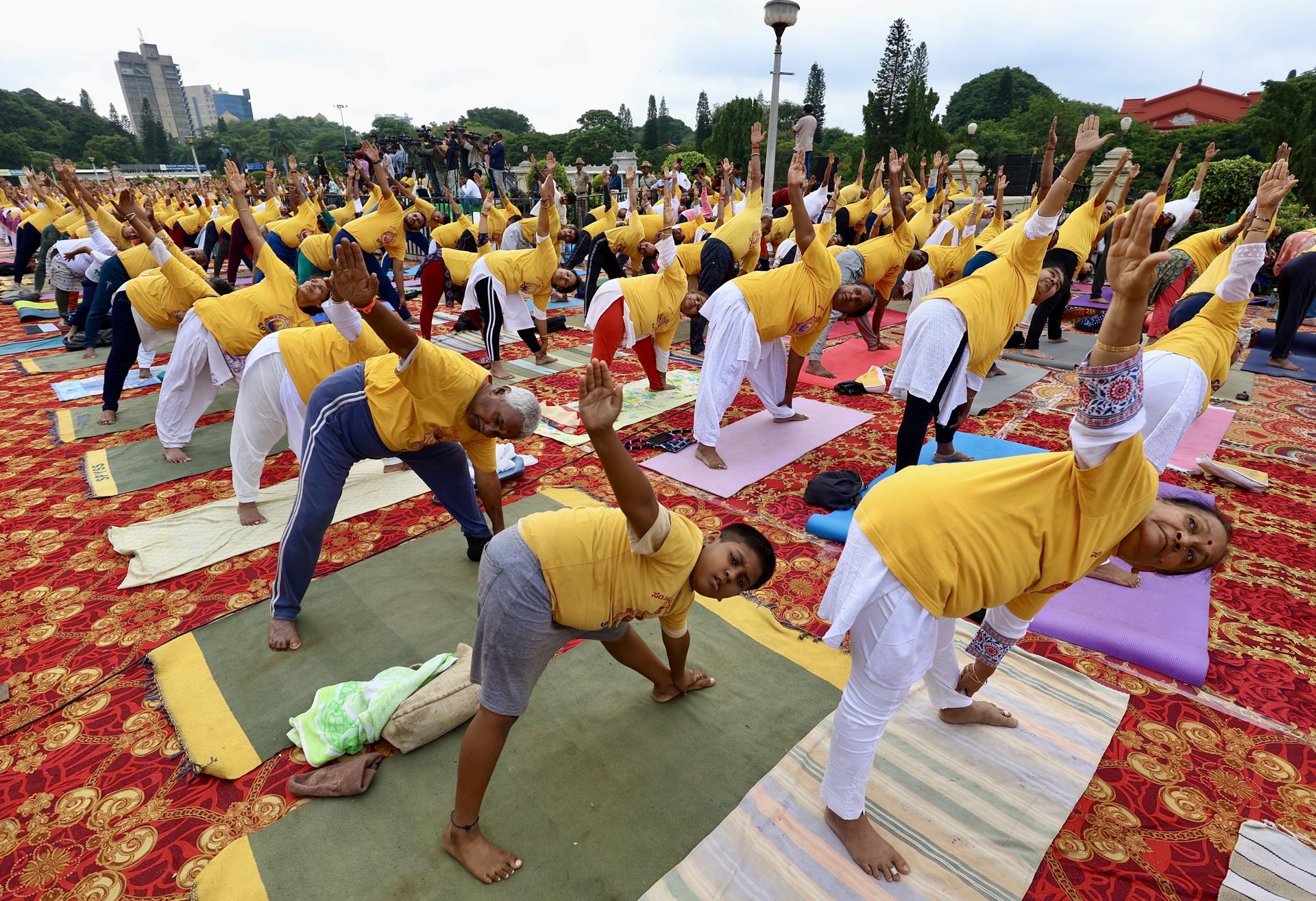 Entusiastas indios del yoga realizan ejercicios durante una práctica de yoga masiva frente a Vidhana Soudha, la Legislatura Estatal de Karnataka, en el Día Internacional del Yoga con el tema 'Una Tierra, Una Salud' en Bangalore, India, el 21 de junio de 2025. EFE/EPA/JAGADEESH NV