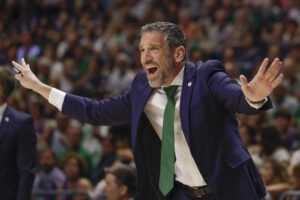 El entrenador de Unicaja, Ibon Navarro, durante el partido de los cuartos de final de la Liga Endesa de baloncesto ante el Barcelona. EFE/Jorge Zapata