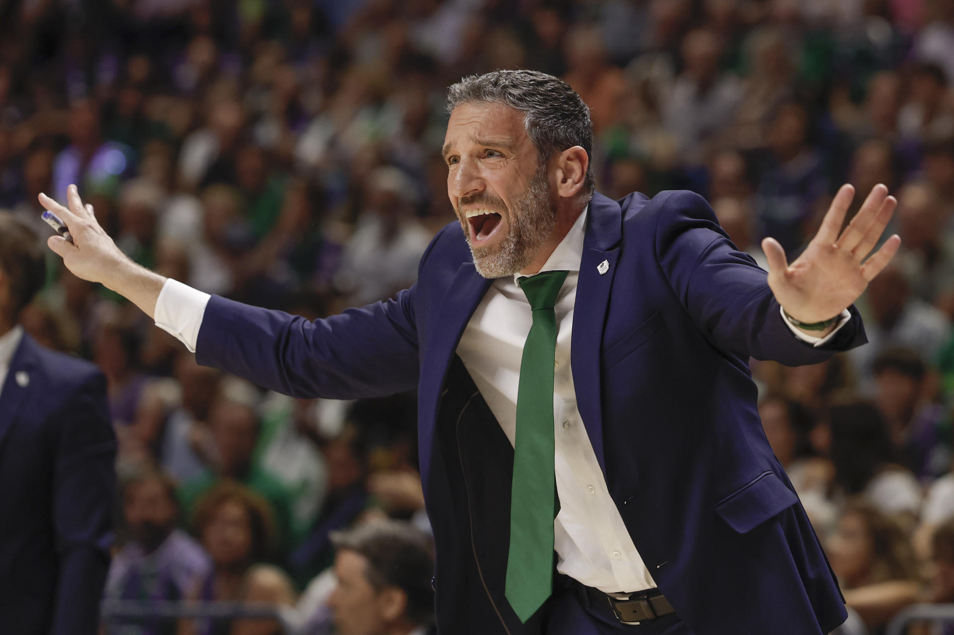 El entrenador de Unicaja, Ibon Navarro, durante el partido de los cuartos de final de la Liga Endesa de baloncesto ante el Barcelona. EFE/Jorge Zapata