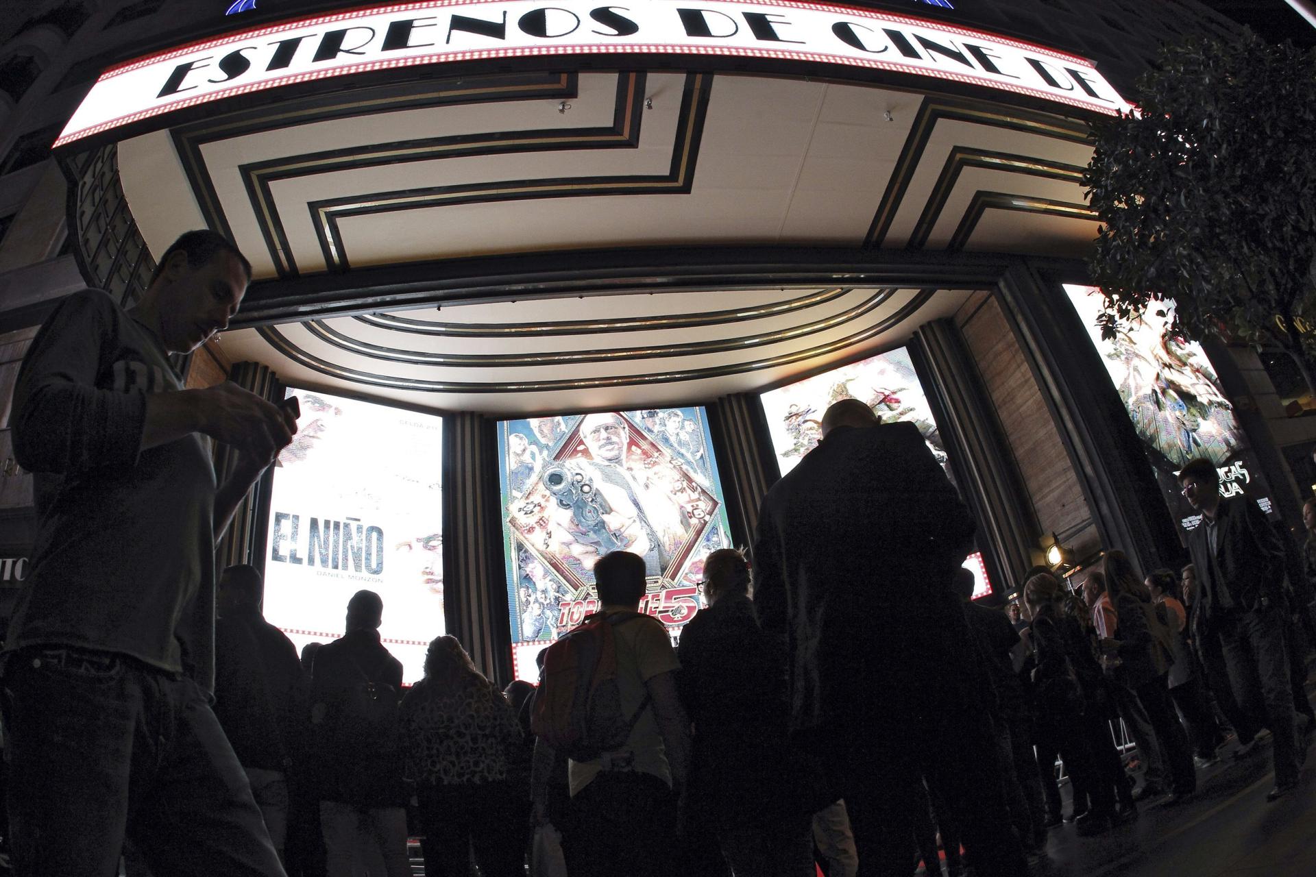 Imagen de archivo de la entrada de un cine. EFE/Kiko Huesca
