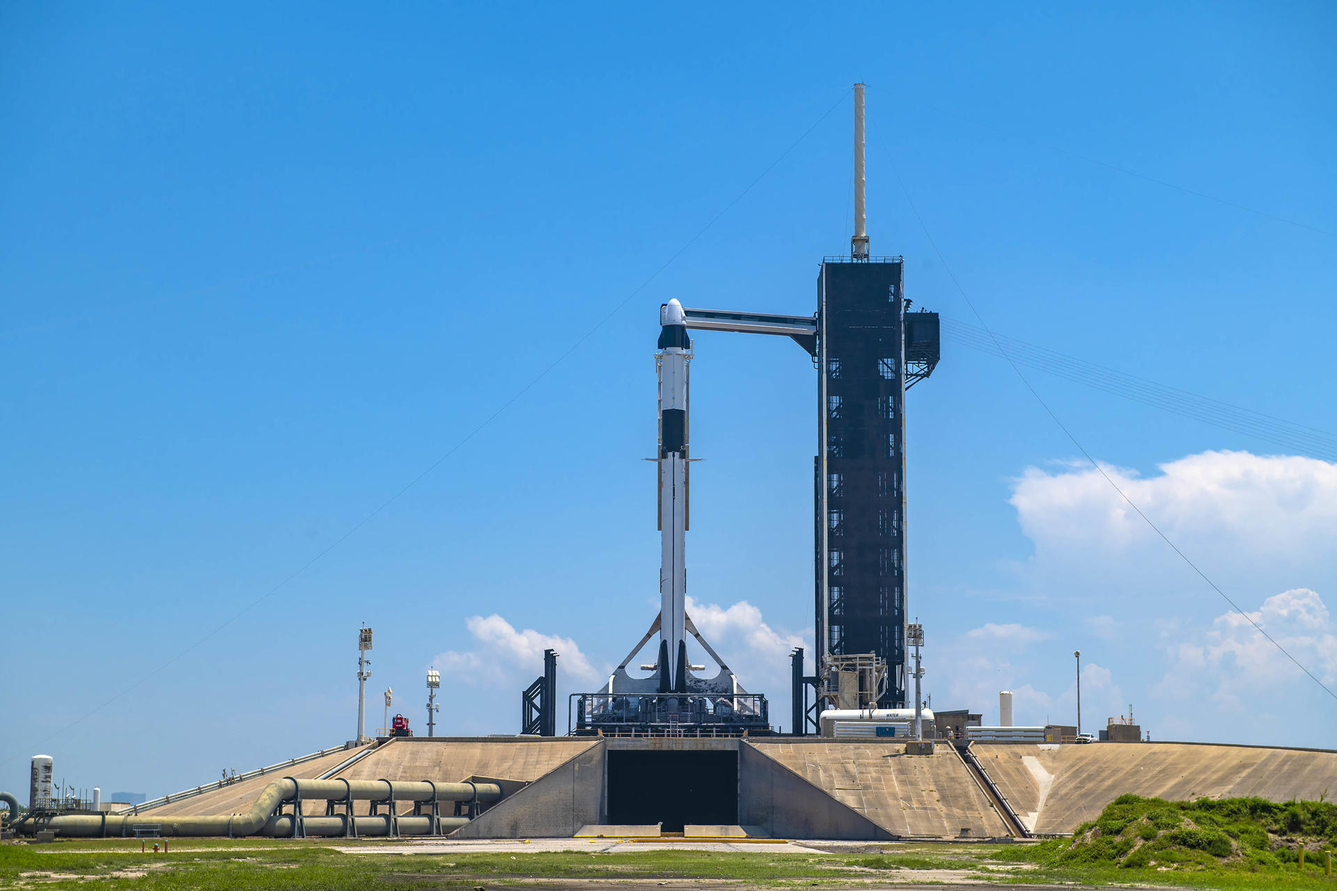 Fotografía del 18 de mayo cedida por Axiom Space donde se muestra la nave de tripulación SpaceX Dragon Freedom puesta sobre la plataforma de lanzamiento en Cabo Cañaveral, Florida (EE.UU.). EFE/Axiom Space