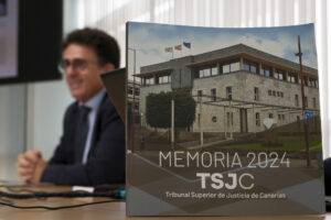 El presidente del Tribunal Superior de Justicia de Canarias, Juan Luis Lorenzo (i), presentó este viernes en rueda de prensa la memoria de actividad de los juzgados y tribunales de las islas en 2024. EFE/Ángel Medina G.