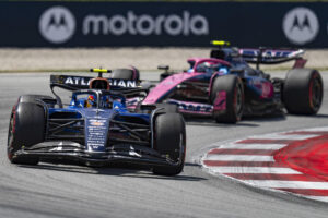 El piloto español del equipo Williams Carlos Sainz (i), seguido del piloto argentino del equipo Alpine Franco Colapinto, durante el Gran Premio de España de Fórmula Uno, este domingo en el circuito de Barcelona-Cataluña, en Montmeló (Barcelona).- EFE/ Siu Wu