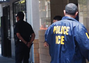 Fotografía de archivo de un operativo de agentes del Servicio de Control de Inmigración y Aduanas (ICE), en El Paso (Texas, EEUU). EFE/Hicmar Falcón